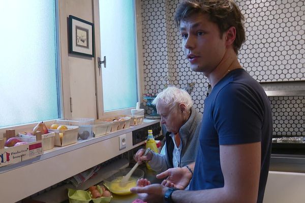 Geneviève Perrin et Andréa Léon confectionnent un gâteau dans le cadre du dispositif "Ehpad : hors les murs"