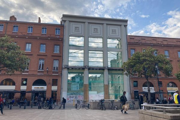 L'ancien cinéma UGC a laissé place à un trou béant. Seule la façade Art déco est conservée.