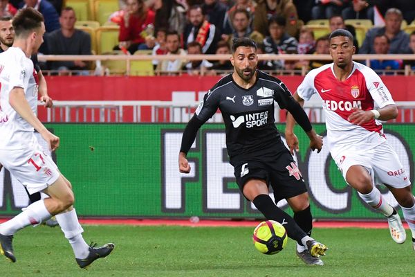 L'attaquant d'Amiens, Saman Ghoddos (C), se bat pour le ballon avec le défenseur de Monaco, Benjamin Henrichs