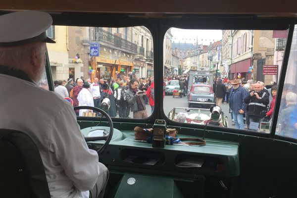 Plus de mille voitures étaient inscrites pour l'édition 2016 du grand embouteillage de Lapalisse. Mais certains avaient préféré le camion ou le bus...