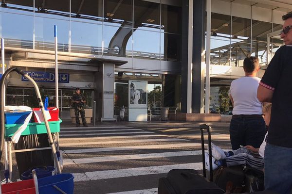 Les militaires de l'opération Sentinelle interdisaient l'accès du T1 ce vendredi soir.