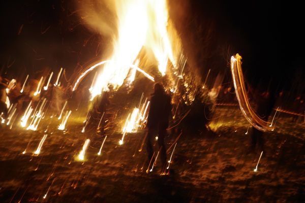 Le petit village de Mouthier-Haute-Pierre perpétue cette tradition des failles. Cette fête initialement programmée le jour du solstice d'hiver, marquait autrefois le retour de l'allongement des jours et chassait les mauvais esprits.