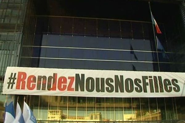 La banderole de soutien aux 223 lycéennes nigérianes enlevées par la secte islamiste Boko Haram est sur le fronton de l'hôtel de ville de Montpellier