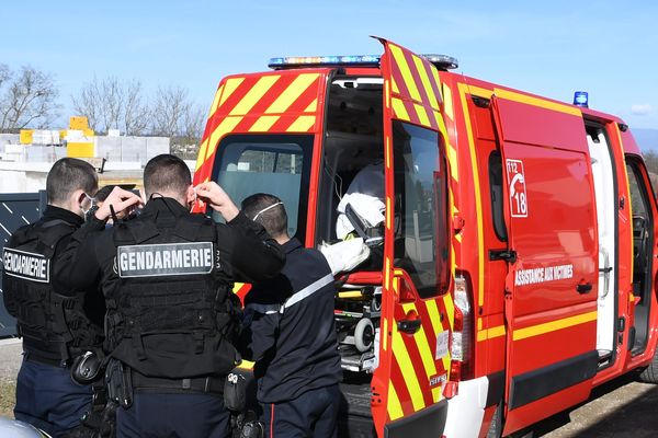 Le chasseur de 47 ans a été transporté à l'hôpital mais ses jours ne sont pas en danger. 