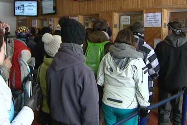 Les caisses des remontées mécaniques prises d'assaut dimanche à Super Besse. Même avec une heure de sommeil en moins, les skieurs sont arrivés très tôt et très nombreux.