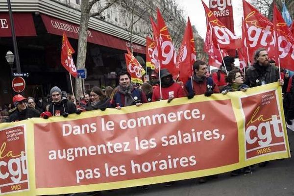 Plusieurs milliers de salariés défilent contre la loi Macron à Paris