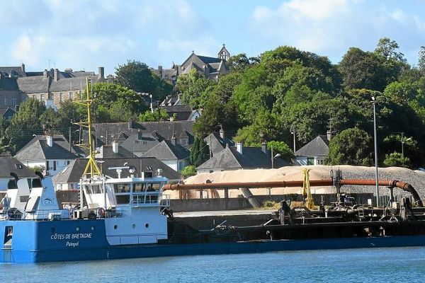 Le sablier Côtes d'Armor de la Compagnie Armoricaine de Navigation à quai à Tréguier (22)