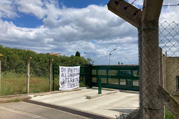 Une banderole a été accrochée sur les grilles d'entrée du camp militaire.