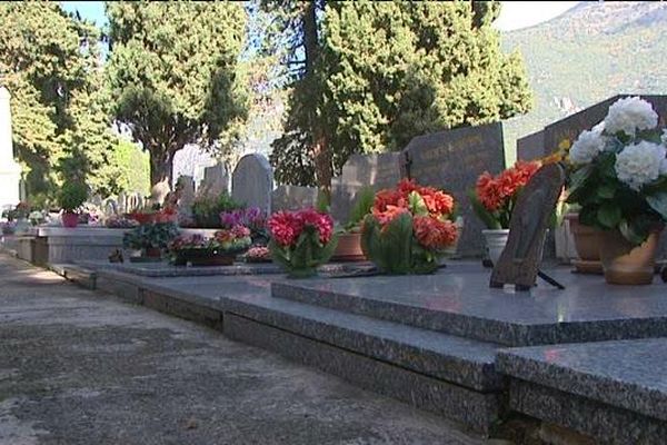 Des dizaines de concessions n'ont pas été renouvelées dans le cimetière du village.