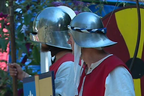 Gens d'armes aux aguets pendant le tournoi des chevaliers au Château de Colombières