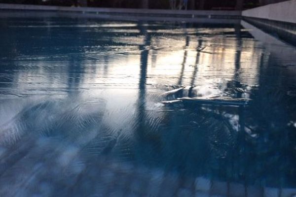 Une piscine gelée. Les températures sont descendues nettement en dessous de 0° dans la région.