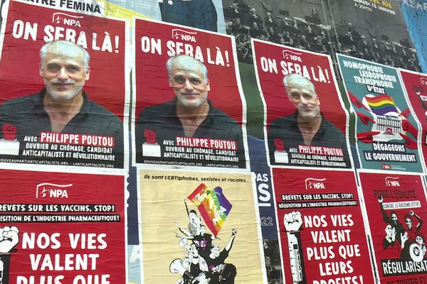 Une campagne, c'est des affiches mais aussi et surtout 500 signatures d'élus obligatoires pour pouvoir candidater.