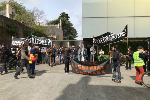 Une soixantaine de personnes devant le Théâtre de Poitiers avant l'audience.