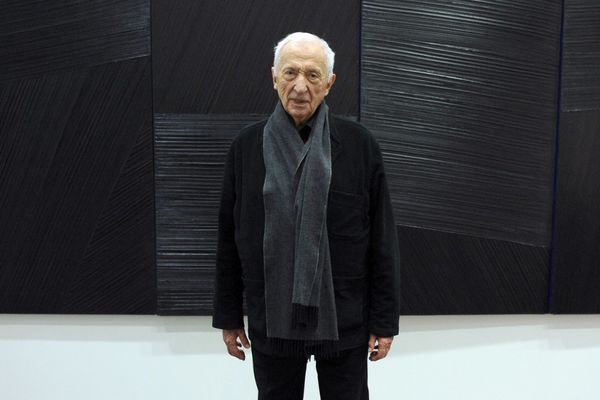 Pierre Soulages photographié en 2010 devant une de ses œuvres exposée au MAC VAL à Vitry-sur-Seine.