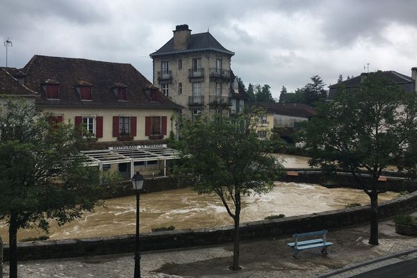 À Salies du Béarn, les eaux de Salies qui avaient inondées le centre-ville ces dernières heures ont retrouvé leur cours. 