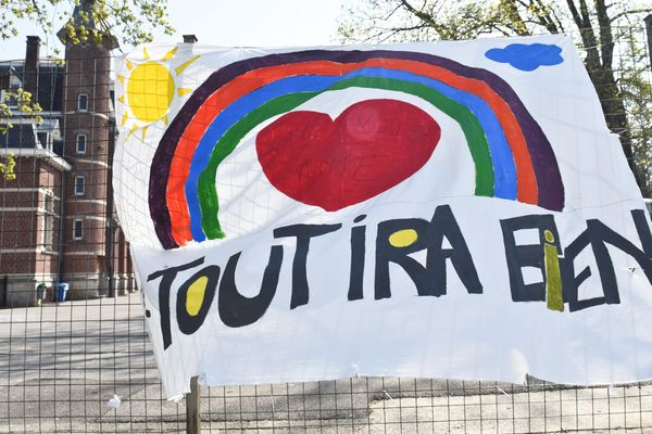 Une banderole "Tout ira bien" flotte devant une école primaire - Photo d'illustration