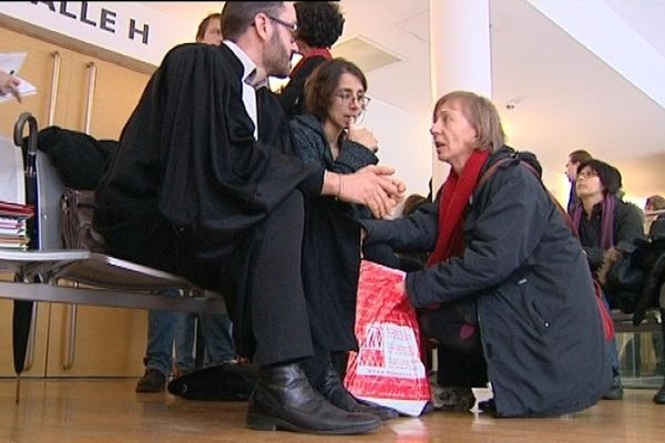 L'avocat des salariés de Campo et deux employées avant l'audience.