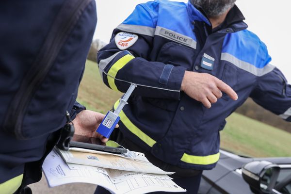 Opération de contrôles routiers menée par la police.