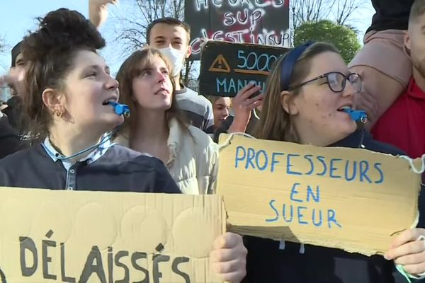 Plusieurs dizaines d'étudiants et de professeurs en STAPS à Tarbes ont manifesté ce jeudi à Pau pour demander des moyens supplémentaires pour cette filière sportive et sous dotée selon eux