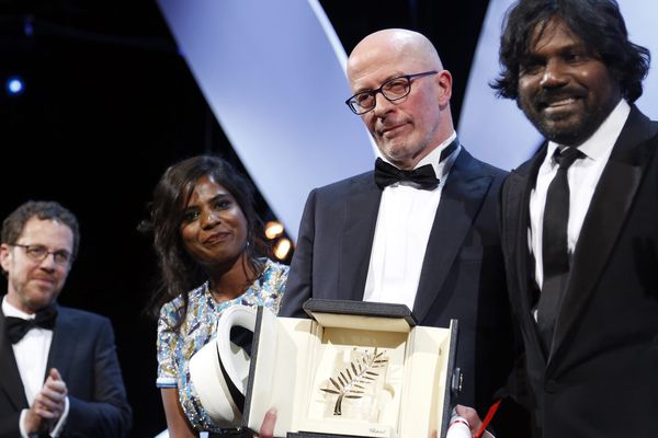 L'acteur sri-lankais Jesuthasan Antonythasan (de gauche à droite), en compagnie du réalisateur Jacques Audiard, de l'actrice Kalieaswari Srinivasan et du président du jury  Ethan Coen, le 24 mai, lors de la remise de la Palme d'Or au Film Dheepan