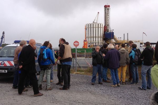 Gaz de schiste: des militants s'enchaînent sur un forage près de Paris