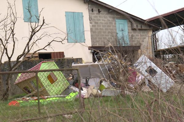 Les communes sinistrées du sud-gironde sont encore marquées par les conséquences de la crue du 4 février dernier. Les déchets n'ont pas pu être collectés partout. Et les habitants attendent impatiemment la reconnaissance de l'état de catastrophe naturelle. 