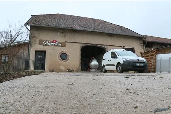 A deux pas de l'étable, Marion transforme le lait produit à la ferme. Elle vend ensuite  yaourts, crèmes et fromages dans son magasin : "La mamellerie".