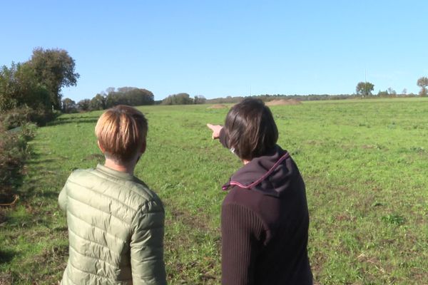 La maman de Cloé pointe du doigt l'utilisation de pesticides dans un champ voisin de sa maison à Saint-Nolff. Un accord a désormais été trouvé et il n'aura plus d'épandage