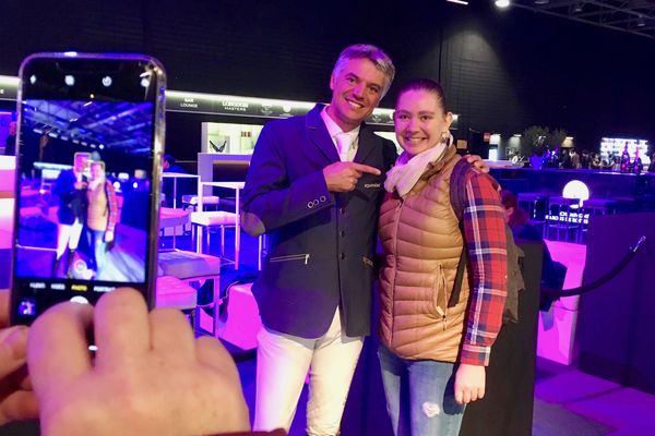 Karim Laghouag le joli coeur du complet a toujours un succès fou sur le Salon du Cheval.