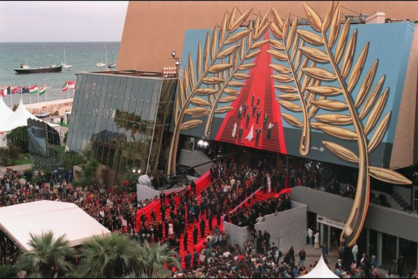 Le palais lors de la cérémonie d'ouverture de 1997, avec la montée des marches pour "Le Cinquième Elément" de Luc Besson, présenté hors-compétition.