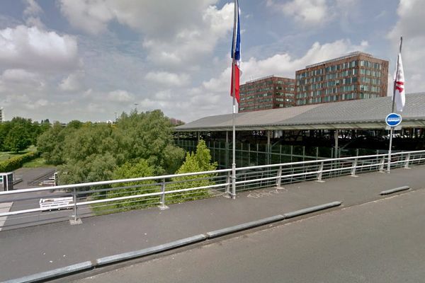 La victime, âgée d'environ 25 ans, a été découverte gisante dans une fontaine au pied de ce pont, à proximité de la gare Lille-Europe.