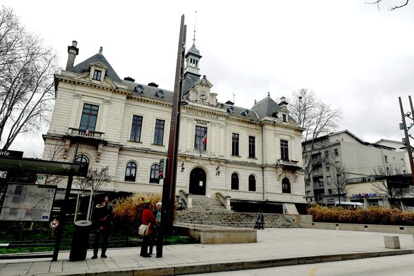 La mairie d'Oullins et celle de Pierre Bénite, voisines, pourraient fusionner au 1er janvier 2024