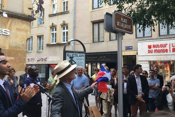 Le maire de Metz, Dominique Gros, a retiré le drapeau français qui recouvrait la panneau de la Place de la laïcité 