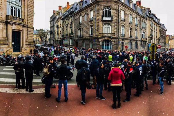 Des motards en colère devant la préfecture de Limoges