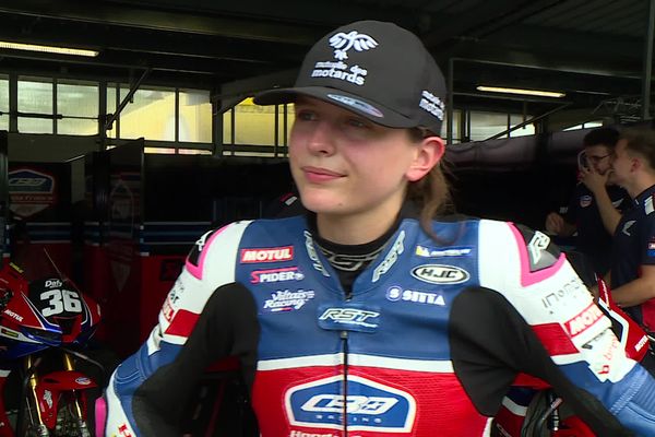 À seulement 17 ans, Justine Pedemonte a participé aux qualifications du championnat de France de Superbike, au circuit de Pau Arnos, dans les Pyrénées-Atlantiques, le week-end du 27 et 28 juillet. Elle est la seule femme à concourir dans la catégorie 600.