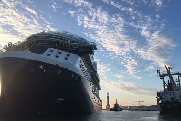 Le Celebrity Edge en manoeuvre dans le bassin de Penhoët à Saint Nazaire