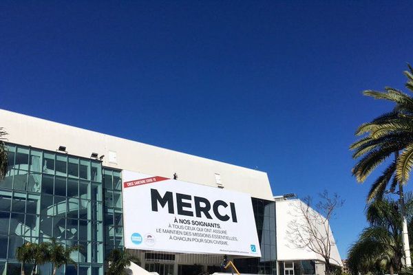 Sur le Palais des Festivals à Cannes, un grand Merci aux soignants affiché en lieu et place de l'affiche du festival. pas de tapis rouge non plus.