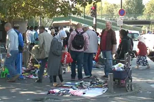 Entre les portes de Bagnolet et de Montreuil, des milliers de vendeurs à la sauvette s'installent tous les week-end.