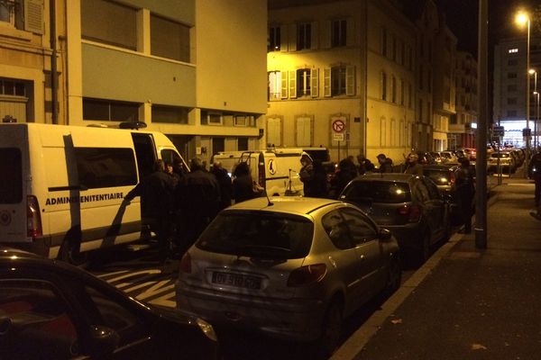 Une reconstitution a eu lieu rue de Gravenoire à Clermont-Ferrand à la nuit tombée.