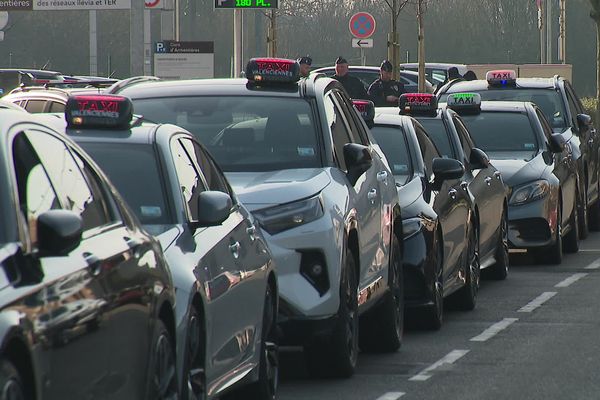 Les taxis à Armentières devant la Caisse Primaire d'Assurance Maladie.