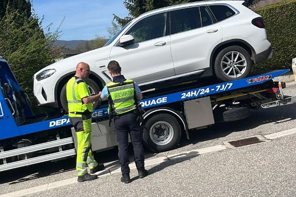 Le véhicule a été placé en fourrière pour une durée d'une semaine.