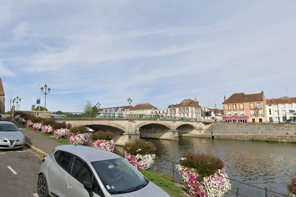 Le pont de l'Yonne, à Sens.