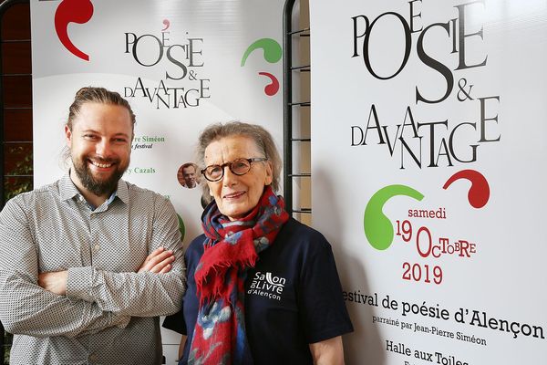 Rémi David, directeur artistique du festival et Monique Cabasson, Présidente de l'association du Salon du livre d'Alençon. L'an dernier, alors qu'ils s'attendaient à recevoir 500 personnes, ils ont accueilli 2000 visiteurs.
