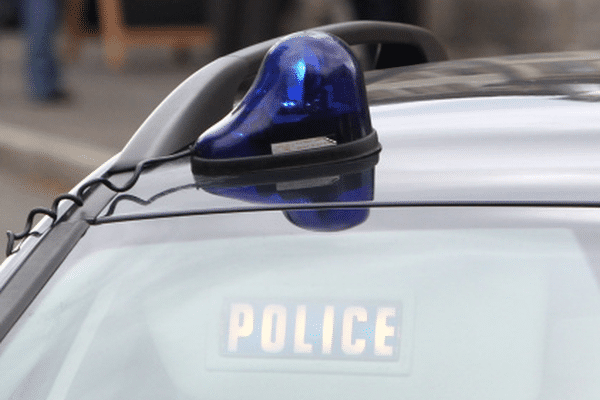 La police du Rhône recherche une Citroën DS3 Crossback ayant percuté deux personnes à Saint-Fons le 23 décembre.