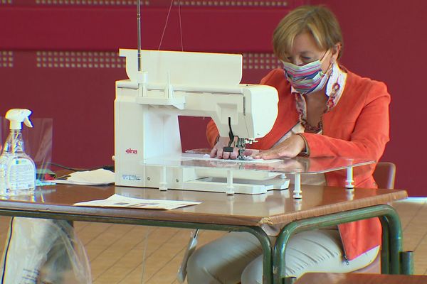 Florence Bonduel, maire de Bouzy-la Forêt a lancé l'atelier de fabrication de masques en tissu pour protéger ses administrés du Covid-19