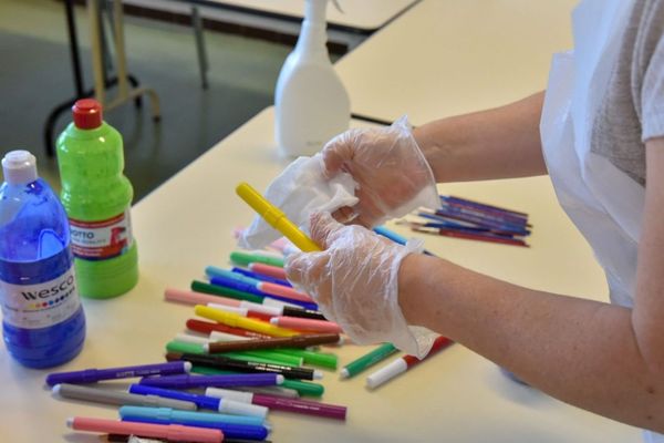 Désinfection des crayons dans une école de Marseille, lundi 11 mai, à la veille de la rentrée des classes. 