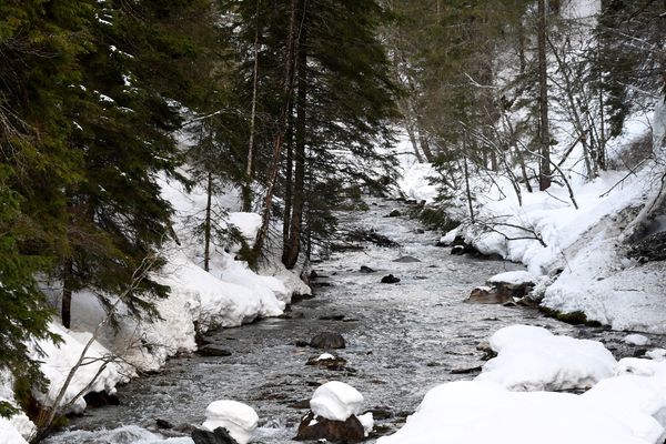 La rivière Isère, qui prend sa source dans le parc de la Vannoise, recouverte de neige, à Villaroger, près de Val d'Isère, dans les Alpes, le 9 janvier 2018.