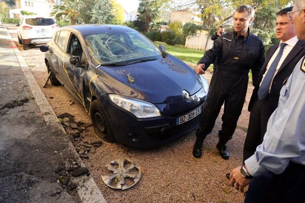 07/12/15 - Visite du ministre de l'Intérieur Manuel Valls à la caserne Battesti visée par un tir de roquette