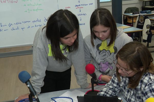 Les élèves du collège Châteaubriand de Combourg en "classe investigation" pour un cours d'éducation aux médias et à l'information