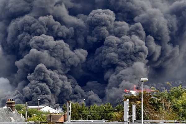 Le nuage de fumée s'échappant jeudi de l'usine Lubrizol à Rouen.